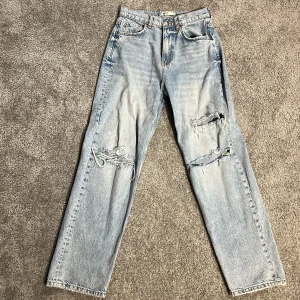 Jeans - Jeans med hål från gina. De är i storlek 34. Jag använde dem för några år sen men är fortfarande i bra skick. Säljer de pga att de är för små. 