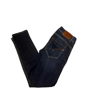 Mörkblå jeans från Dondup - Säljer ett par snygga mörkblå jeans från Dondup. . Perfekta för både vardag och fest! Skick 8/10, orginal pris ca 2000, storlek L29/W32,pris går o diskutera 