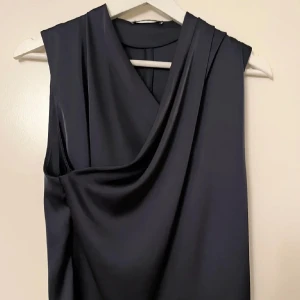 Zara blus  - Väldigt fin Zara blus💓köpt här på plick men säljer pga att den va lite för liten. Liten i storleken