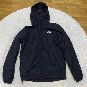 Tjena säljer min north face jacka hämta den på XXL för 1499kr säljer den för 700kr men prisen kan diskuteras vid snabb affär!!