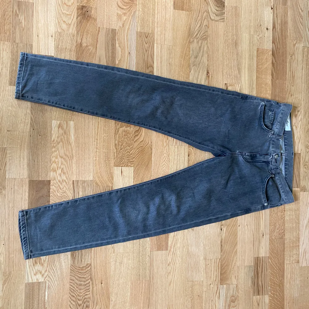 J Lindberg jeans, i färgen mörkgrå, storlek w30 l30, nypris 1499, hör av er vid funderingar, priset är förhandlingsbart!. Jeans & Byxor.