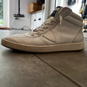 PHILLIP MODEL SKOR - ANVÄNDA LITE DÅ OCH DÅ, NY PRIS RUNT 2000kr, storlek 41/42 passar även 43