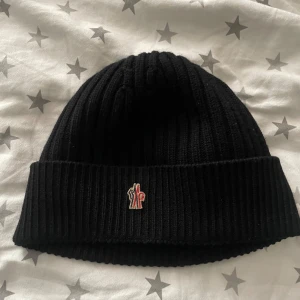 Moncler mössa  - Säljer min Moncler mössa då jag har tröttnat mässan är inte sliten alls och kommer med kvitto 