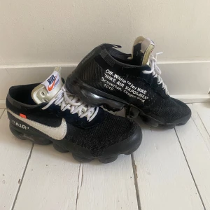 Off-White vapor max OG - Säljer mina Off-White vapor max köpta från GOAT 2017 i storlek 44. Sulan har en hel del heel drag men resten av skorna är i fint skick. Har tyvärr varken kvar lådan eller kvittot🙁 (pris är diskuterbart)