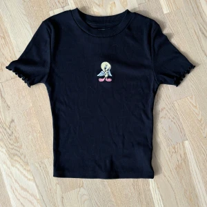 Looney Tunes tröja - Tröja med ”volanger” på ärmarna. Looney Tunes broderat på. Ribbad. Supergullig men aldrig kommit till användning😇