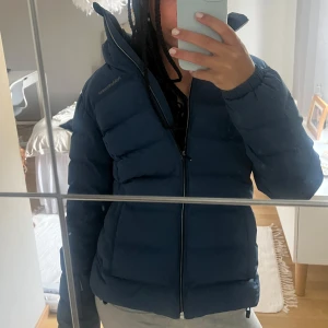 Blå Peak performance jacka - Mörkblå peak performance jacka  Jättebra, använd en vinter och är nästan som ny. Inga repor eller hål  Varm, vinterjacka och skidjacka  Pris kan diskuteras  ❤️❤️