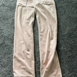  Juicy byxor  - rosa Juicy byxor som inte kommer till användning längre, men funkar ff lika bra, köpte dom för 999kr och säljer dom för halva priset💕💕