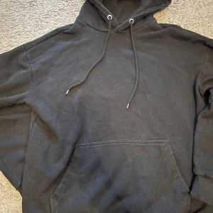 Svart hoodie från Pier One - Säljer en basic svart hoodie från Pier One. Den är superbekväm och perfekt för kyliga dagar. Använd några ggr. Passar XS och S.
