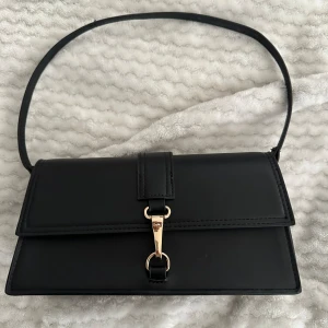 H&M axelremsväska  - Axelremsväska från H&M, köpt förra året. Använda 1-2ggr, säljs då den inte kommer till användning 💕