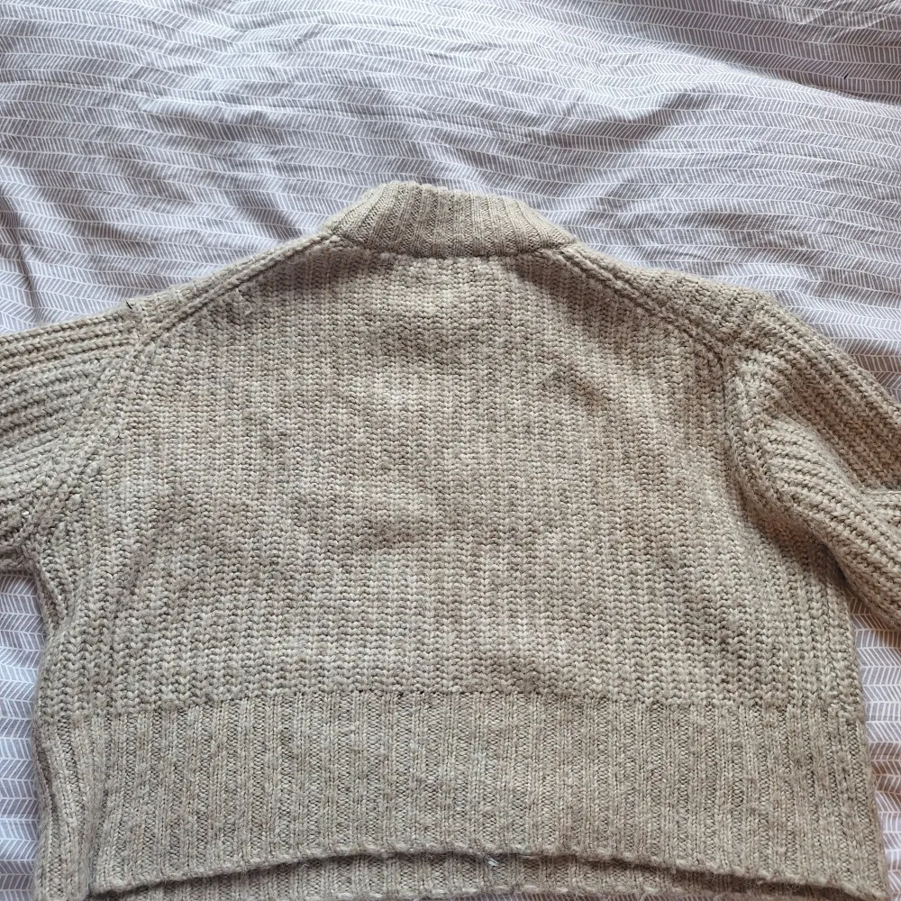 Beige stickad tröja från gina. Tröjan är lite kroppad kan skicka fler bilder vid intresse. Lite noprig men inget man tänker på Från gina. . Neuleet.