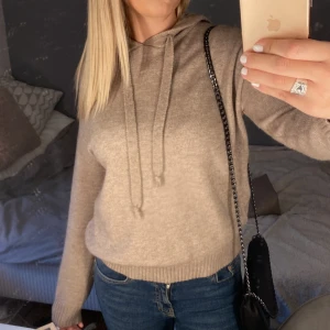 Stickad hoodie - Ursnygg stickad biege hoodie, köp gärna via köp nu 🥰 postar direkt