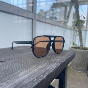 Solglasögon  - Helt nya solglasögon i färgen brun som är riktigt feta .