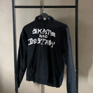 Thrasher ”Skate and destroy” - Nästan oanvänd, Size medium men passar även S
