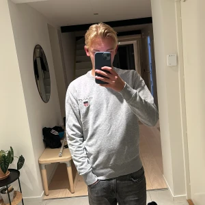 Grå Gant sweatshirt  - En grå Gant sweatshirt som är skön och ha på sig. Har knappt använt den så i skick skulle ja säga 10/10.