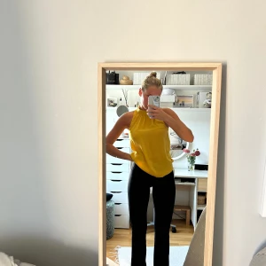 Gul halterneck topp - Från Lindex. Mycket bra skick 