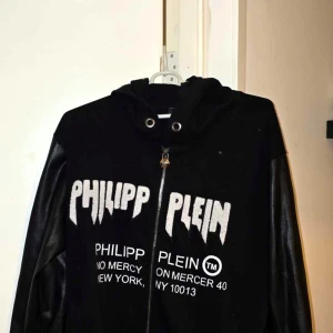 Philip plein vår/höst jacka - En äkta fin Philip plein vår/höst jacka helst kontant kan mötas i Sollentuna.