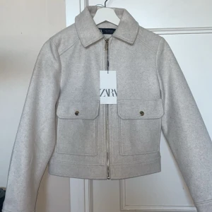 Zara jacka - En helt ny höstjackan från zara. Den är helt oanvänd och har prislappen kvar. 
