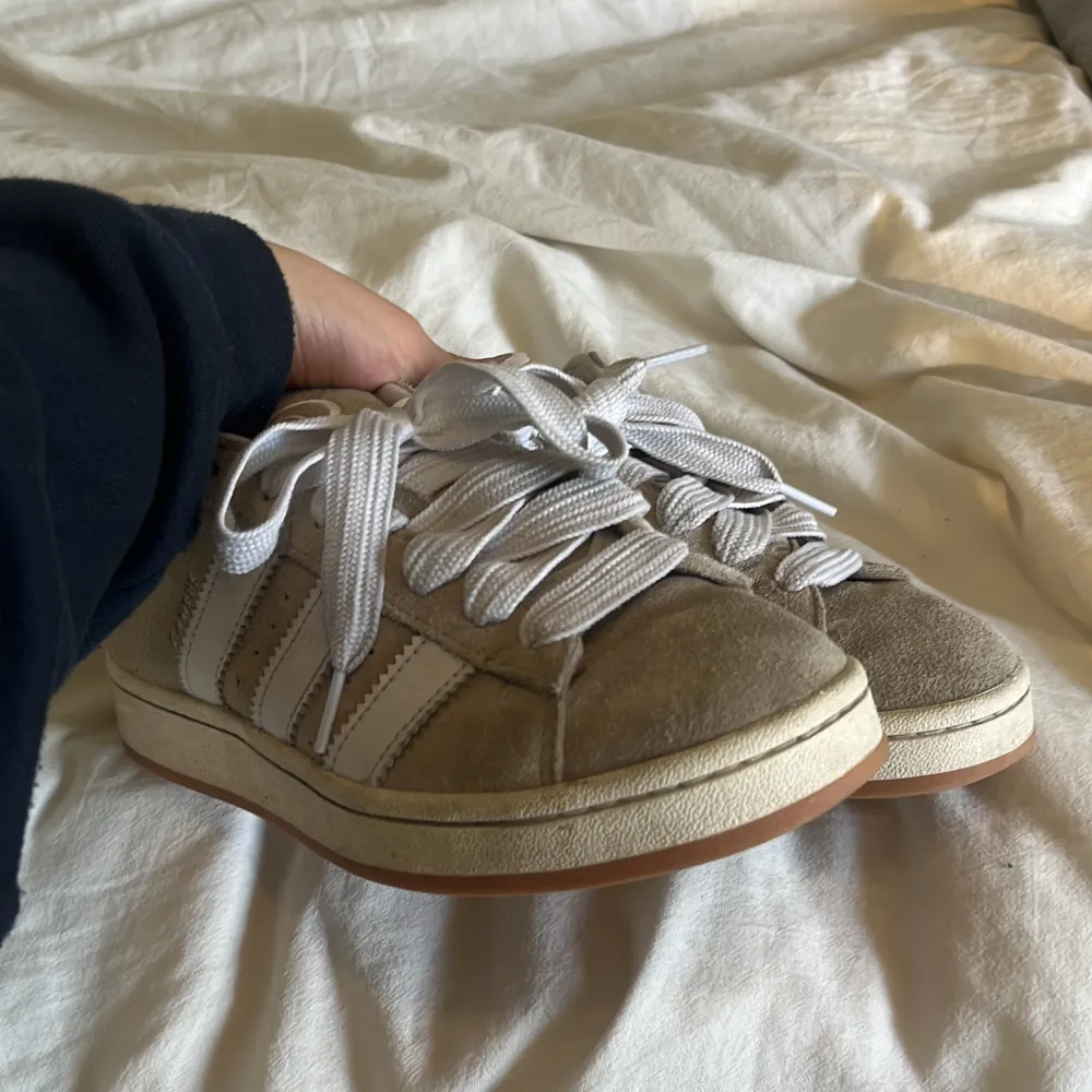 Adidas campus sneakers i storlek 40 2/3. Bara använda litegrann men fräscha i allmänhet (lite smutsiga men går att göra rena)❤️ Först till kvarn, det är bara att trycka på köp nu!. Skor.