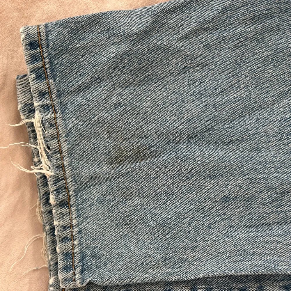 Fina raka jeans från bikbok, dom är lite slitna nertill bak vid hälen och har små fläckar men som knappt syns. . Jeans & Byxor.