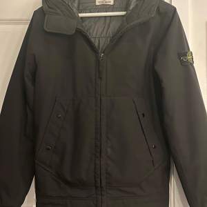 Säljer nu denna otroligt snygga STONE ISLAND junior jacka i Stl 170/14. Jackans nypris är 4300kr och säljer denna för 2599 då den är i nyskick med noll defekter. Den passar perfekt nu till hösten och vintern men även våren. 