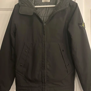 Svart jacka från Stone Island - Säljer nu denna otroligt snygga STONE ISLAND junior jacka i Stl 170/14. Jackans nypris är 4300kr och säljer denna för 2299kr då den är i nyskick med noll defekter. Den passar perfekt nu till hösten och vintern men även våren. Digitalt kvitto finns.