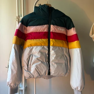 Wrangler jacka - Jättefin retro wrangler jacka!! Sparsamt använd, puffig! Perfekt till hösten och vintern