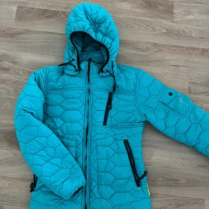 Dunjacka Pelle P - Säljer en turkos Dunn jacka ifrån Pelle P  Aldrig avänd.  Storlek XS Köpt för 2599kr