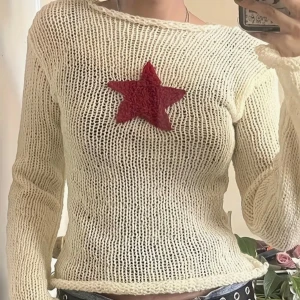 Vit stickad tröja med röd stjärna - Nyskick, storlek XS-S, jätte fin med en snygg bralette bh under❣️