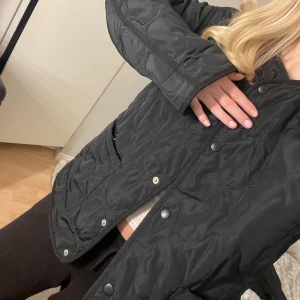 Svart jacka  - Svart tunn höst/vinterjacka. Två stora fickor fram och knappar hela vägen fram. Är i bra skick! Köpt för 600kr