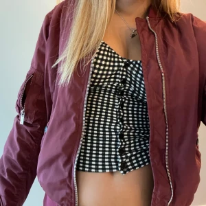 Crocker bomberjacka - Vinröd bomberjacka från märker crocker som är jättebra skick ❤️❤️ cool detalj på armen,  perfekt till hösten!