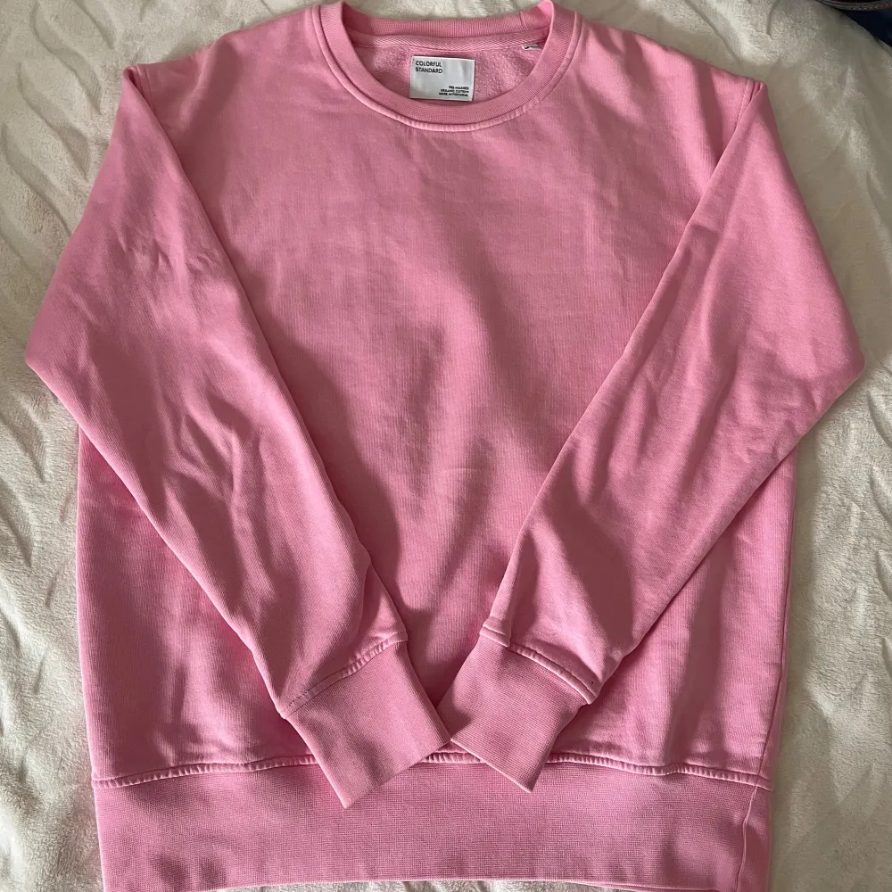 Säljer en superfin rosa sweatshirt från Colorful Standard. Den är gjord av 100% ekologisk bomull. Tröjan har en klassisk rund hals och långa ärmar, perfekt för en avslappnad stil. Den är i nyskick. Nypris 900kr. Pris kan diskuteras vid snabb affär.. Tröjor & Koftor.