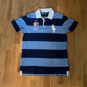 Ralph Lauren Piké - Säljer min Ralph Lauren piké i storlek M, riktigt fräsch med inga defekter . 