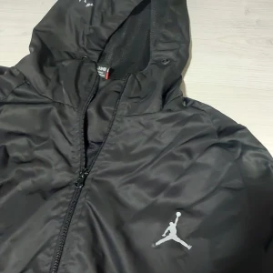 Air Jordan tracksuit - En snygg Air Jordan Tracksuit i bra skick. Säljer den för att den har blivit för liten för mig. Den ser riktigt snyggt ut. Priset kan även diskuteras. 