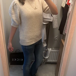 Stickad T-shirt men puffiga ärmar💗 -  En stickad t-shirt från indiska Med puffiga armar i färgen beige och i storleken XS💗