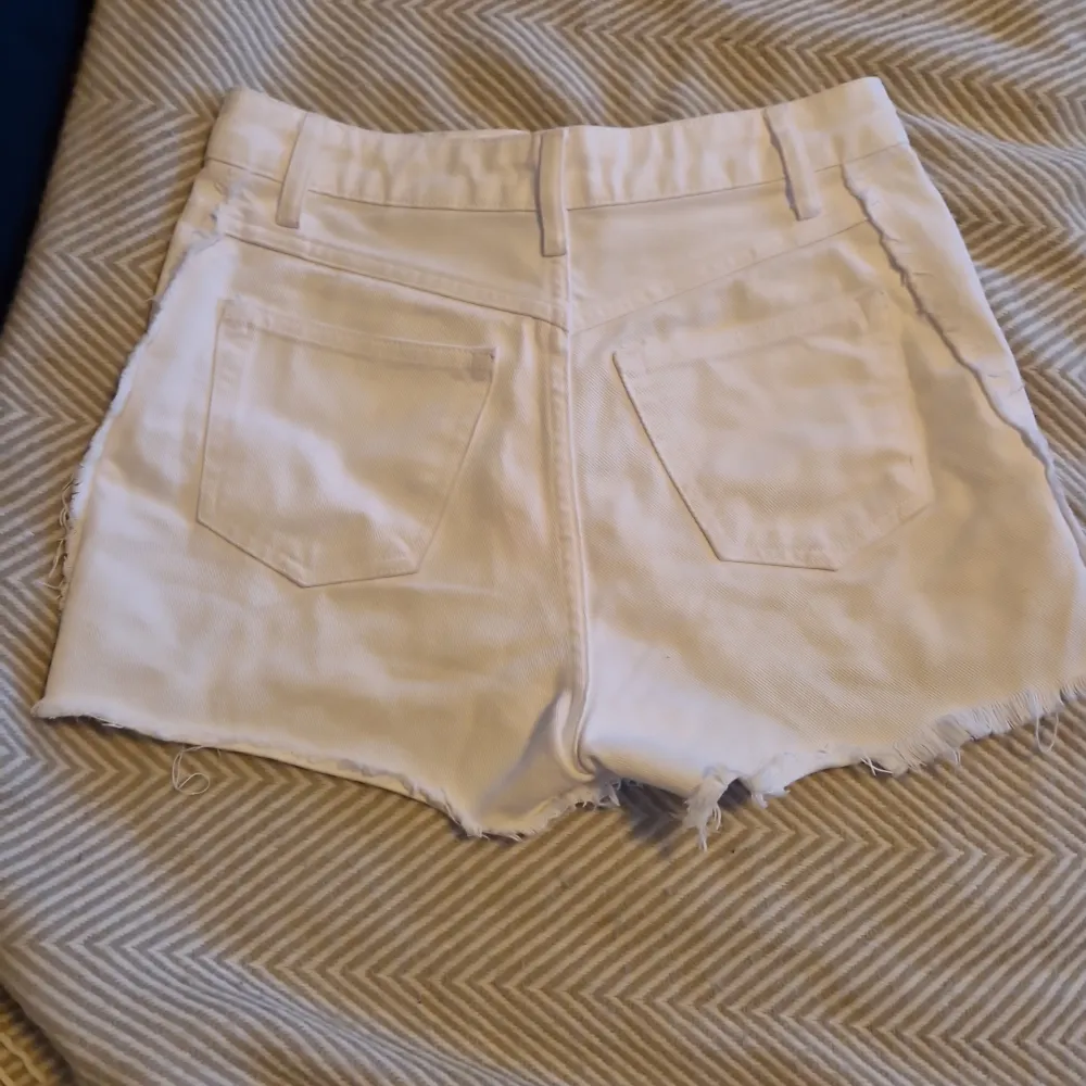 Säljer vita shorts med snygga detaljer. Tyvärr passar dom mig inte. Finns inget spänn band i midjan,  men är ändå i bra skick och passar till sommarn & våren!. Shorts.