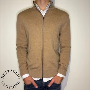 These Glory Days Cardigan - Cardigan från These Glory Days | Skick: 9/10 | Storlek: M | Nypris: 1099kr | Säljer för 489kr | Spårbar frakt via Postnord eller Instabox | Hör av dig vid frågor eller funderingar 