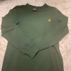 Säljer denna lyle and scott tröjan då jag inte behöver den länge. 9/10 i skick inga hål eller nått. Storlek s och passar perfekt om du är 173 eller lite mindre. Ny pris 499