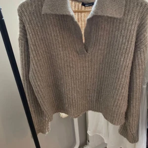 Stickad tröja (tryck it på köp nu) - Nyskick!❤️ och perfekt nu till hösten💞