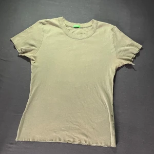 Grå-grön benetton t-shirt - Benetton T-shirt som sitter ganska tight. 