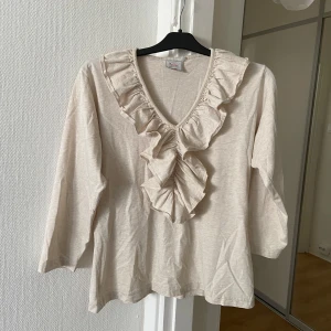 Vintage volangtopp - Sååå söt vintage volangtopp, köpt secondhand 💐Riktig 90-tal, verkligen drömmig romantisk vibe med volanger o fin beige 🌹Storlek L. Mjuk bomull. Nåt litet hål på i nacken o ett i armhålan, men det syns knappt! Annars så fin 😍🌼