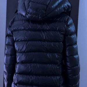Moncler Bady  - Säljer nu min fantastiska jacka som är storleken 12 år, den passar hur bra som helst på mig som är 18 och 160!
