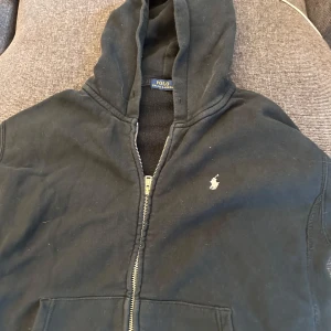 Ralph lauren zip up - Ganska bra skick. Säljes pga att den inte längre passar.