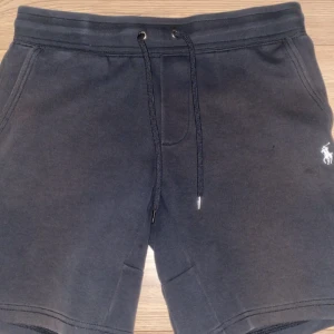 Polo ralph lauren shorts - Polo ralph lauren shorts, säljer p.ga dem är för små för mig jag ör 179 och väger 63kg. Du kan utgå från det och bestämma själv om du tror att den är för stor eller liten. 