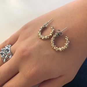 Guldglittriga örhängen -  säljer ett par super fina guld örhängen jag säljer dem väldigt billigt då de är använda mycket och har olika ploppa priset går att förhandla det är bara och skriva till mig jag säljer dem då jag inte längre är guld tjej 🙂