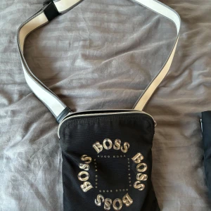 Hugo boss väska - Hugo boss axelväska. Passar i alla väder. 