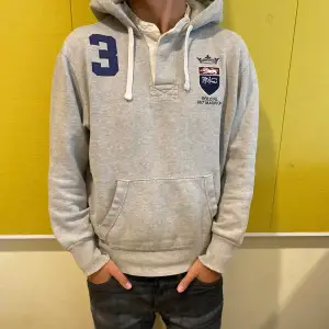 Polo ralph lauren hoodie  Strl M Skit fet eftertraktad hoodie, lite söndrig men inget man märker vid användning 