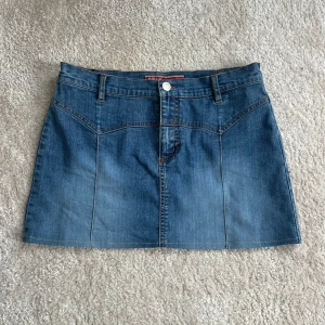 Jeanskjol - Snygg mini jeanskjol. Knappt använt själv men köpt vintage. Varan är i fint skick! Bara att skriva om ni vill ha fler bilder, mått, prisförslag osv. Lowwaisted, minikjol, stockholmstil