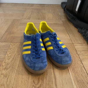 ADIDIAS STOCKHOLM CITY SERIES - Storlek 44 men passar bra på en 43. Jättebra skick. Ser knappt skorna på någon annan eller i butik. 