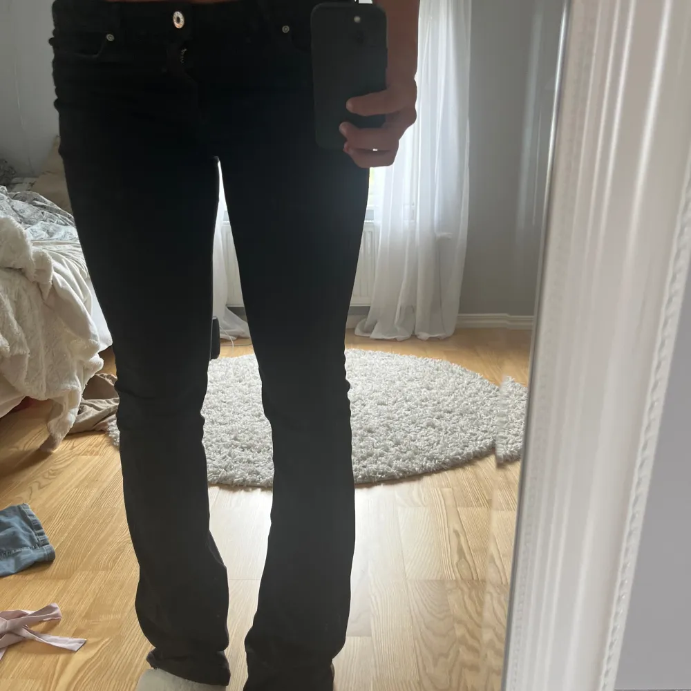 Säljer min sjukt snygga lågmidjade jeans💕 Dom är i mycket bra skick och är spartsamt använda!! Köpt för 550kr. Bara att skriva om du har någon fråga!💕. Jeans & Byxor.