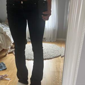 Säljer min sjukt snygga lågmidjade jeans💕 Dom är i mycket bra skick och är spartsamt använda!! Köpt för 550kr. Bara att skriva om du har någon fråga!💕